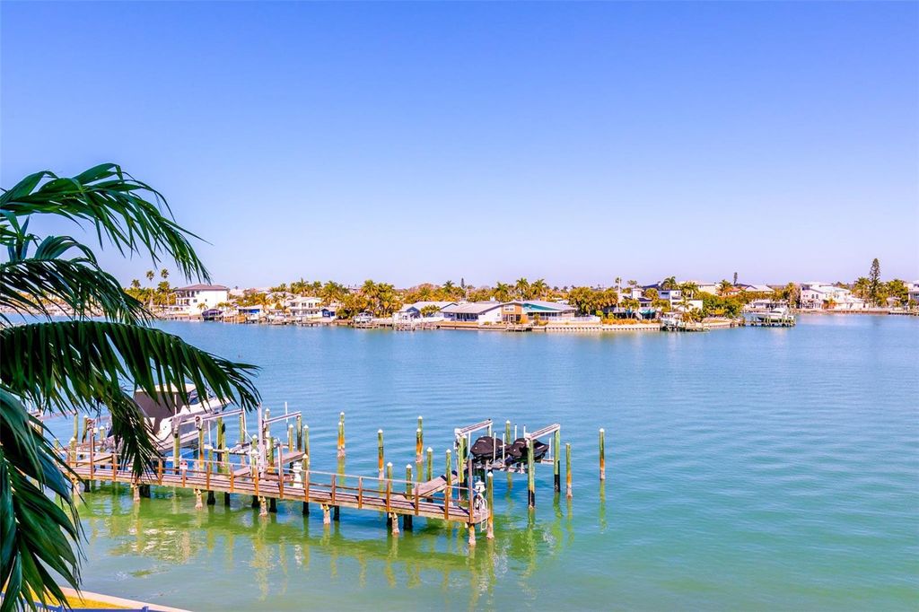 Image 17 of property listing at 220 108TH AVENUE 304, Treasure Island, FL 33706