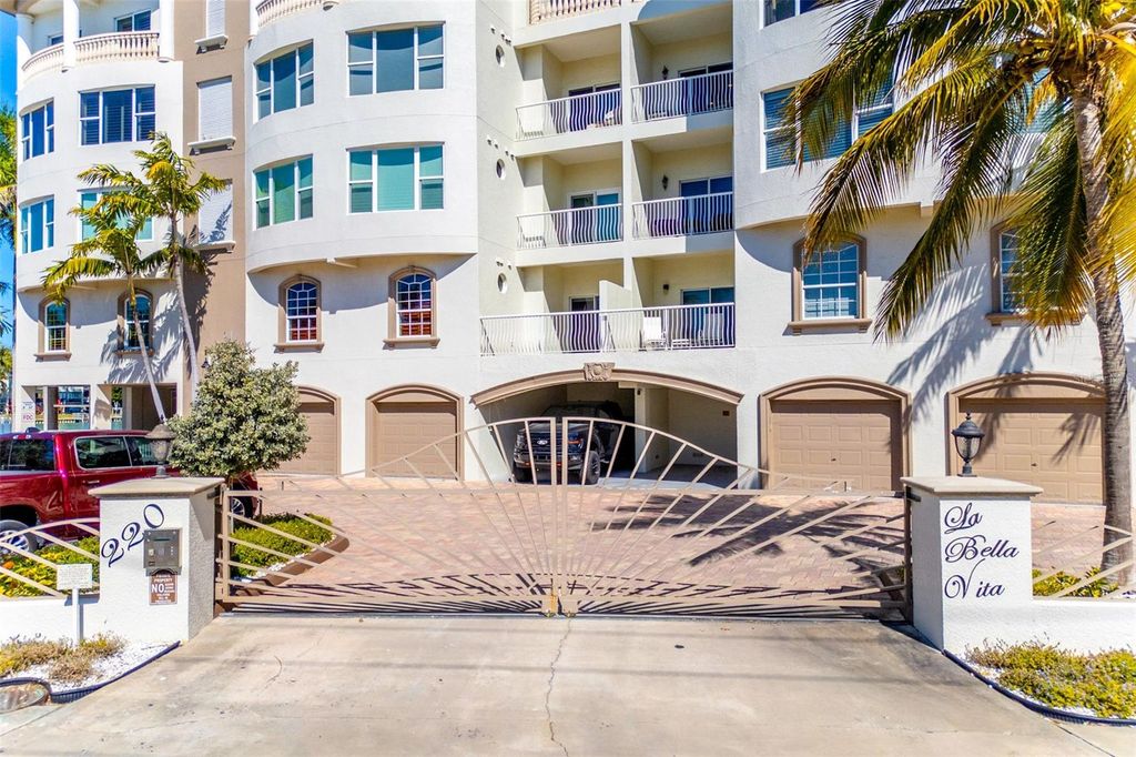 Image 5 of property listing at 220 108TH AVENUE 304, Treasure Island, FL 33706