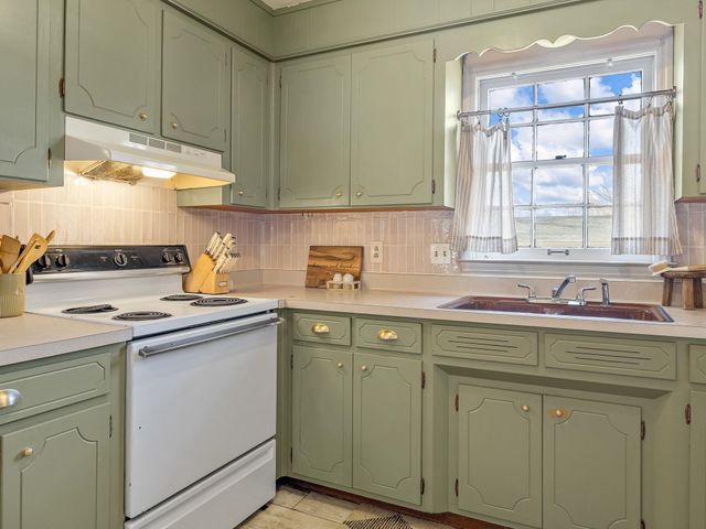 3998 Dale Ct, Boiling Springs, SC 29316