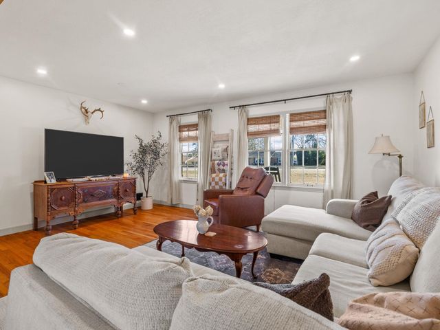 3998 Dale Ct, Boiling Springs, SC 29316