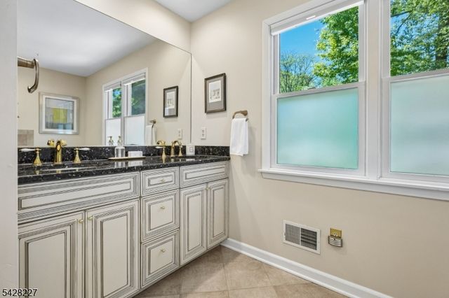 57 Ambar Pl, Bernardsville Boro, NJ 07924