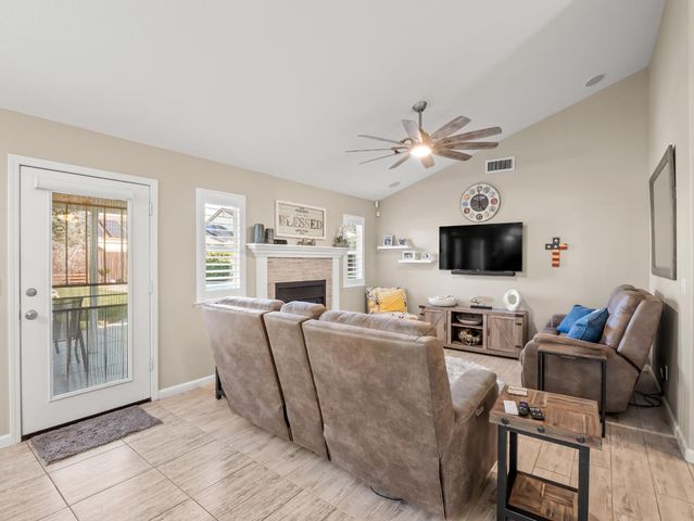 1061 N Armstrong Avenue, Clovis, CA 93611