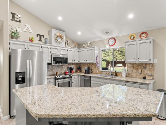 1061 N Armstrong Avenue, Clovis, CA 93611