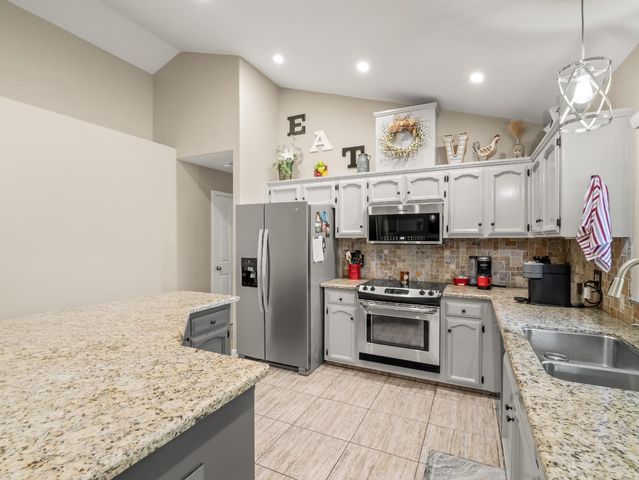 1061 N Armstrong Avenue, Clovis, CA 93611