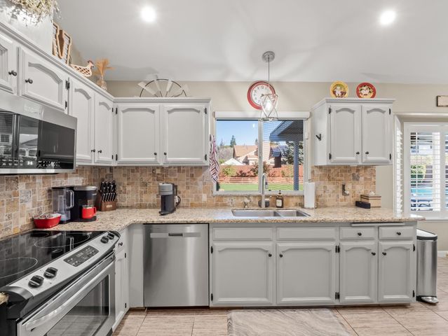 1061 N Armstrong Avenue, Clovis, CA 93611