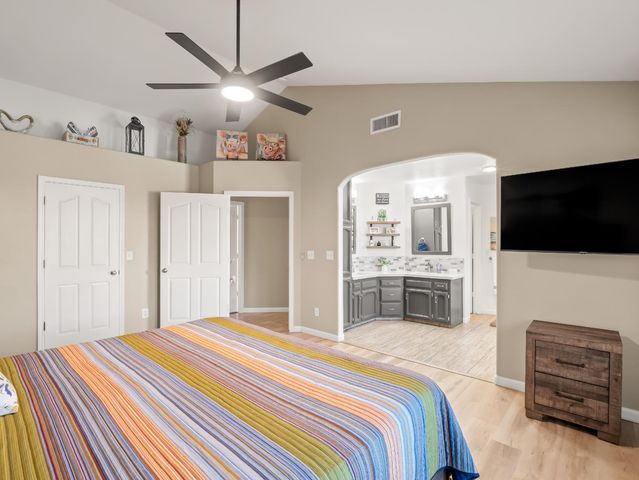 1061 N Armstrong Avenue, Clovis, CA 93611