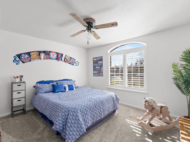 1061 N Armstrong Avenue, Clovis, CA 93611