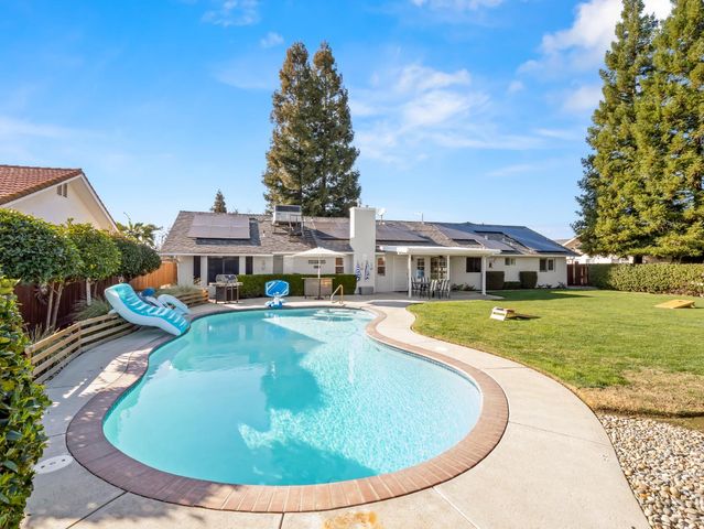 1061 N Armstrong Avenue, Clovis, CA 93611