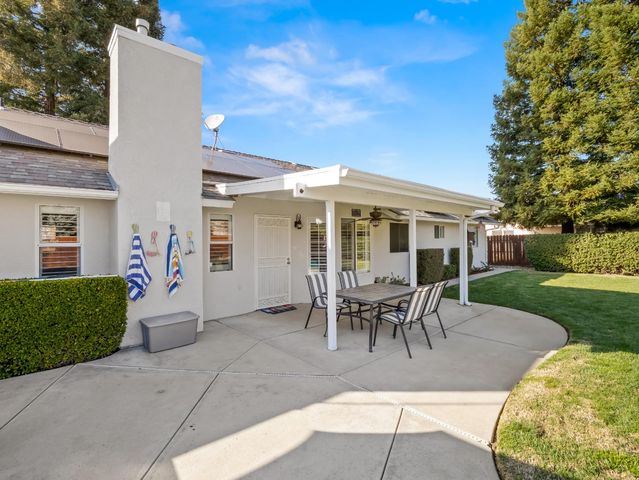 1061 N Armstrong Avenue, Clovis, CA 93611