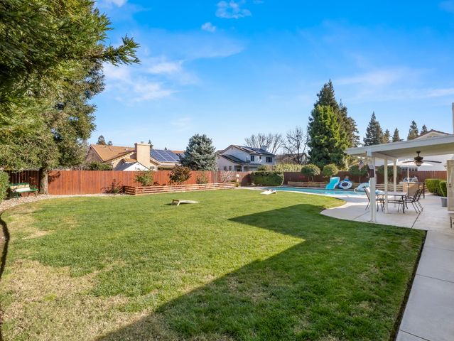 1061 N Armstrong Avenue, Clovis, CA 93611