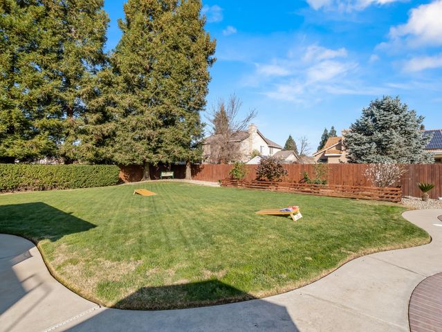 1061 N Armstrong Avenue, Clovis, CA 93611