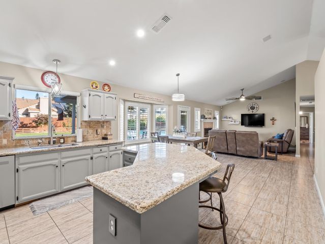 1061 N Armstrong Avenue, Clovis, CA 93611