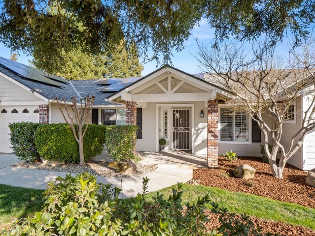 1061 N Armstrong Avenue, Clovis, CA 93611