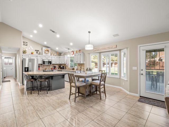 1061 N Armstrong Avenue, Clovis, CA 93611