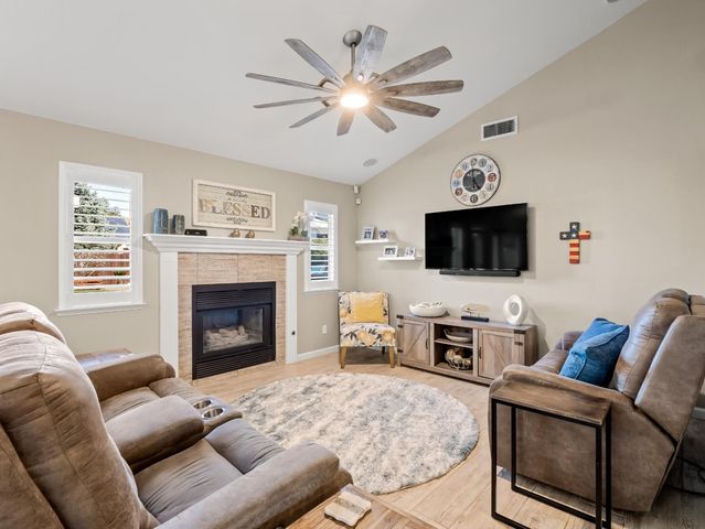 1061 N Armstrong Avenue, Clovis, CA 93611