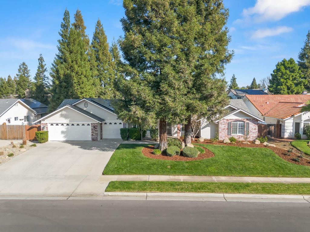 1061 N Armstrong Avenue, Clovis, CA 93611