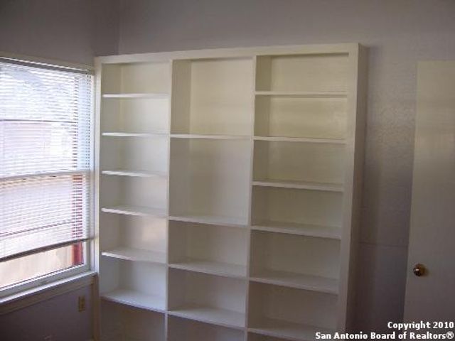454 Sharon Dr, San Antonio, TX 78216