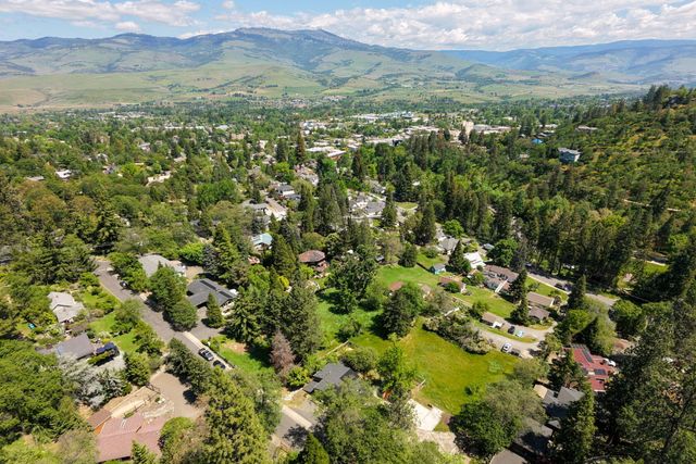 34 Scenic Drive, Ashland, OR 97520