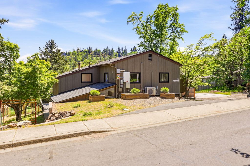 34 Scenic Drive, Ashland, OR 97520