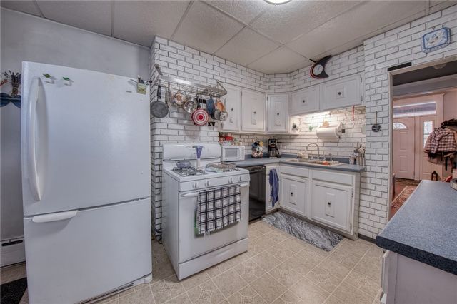 3931 Hoosac St, Greenfield, PA 15207