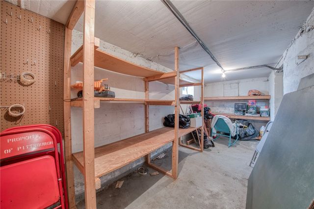 3931 Hoosac St, Greenfield, PA 15207