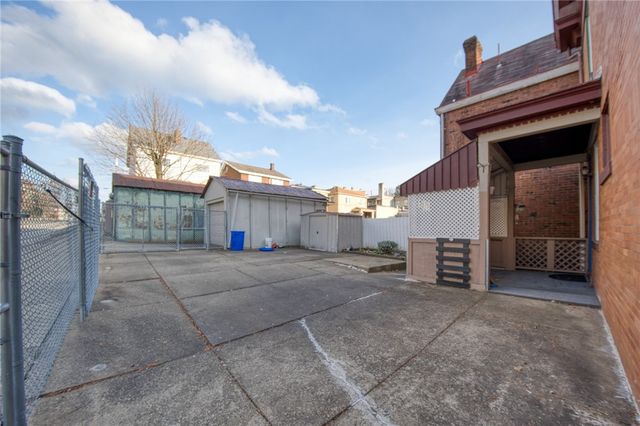 3931 Hoosac St, Greenfield, PA 15207