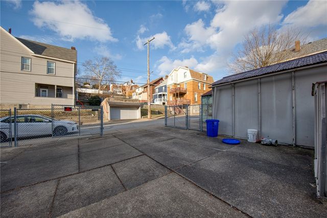 3931 Hoosac St, Greenfield, PA 15207