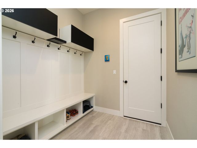 8972 Sw LINTNER Ter, Portland, OR 97223