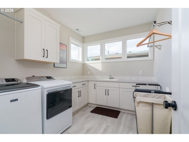 8972 Sw LINTNER Ter, Portland, OR 97223