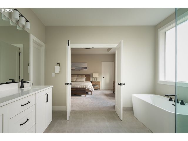 8972 Sw LINTNER Ter, Portland, OR 97223