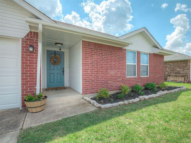 1928 Parkside Drive, Moore, OK 73160
