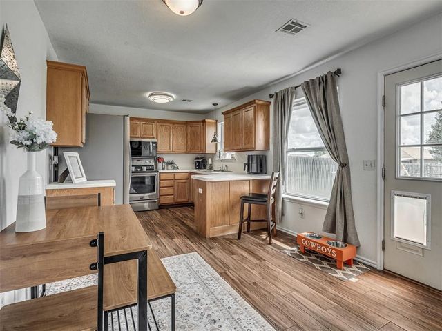 1928 Parkside Drive, Moore, OK 73160