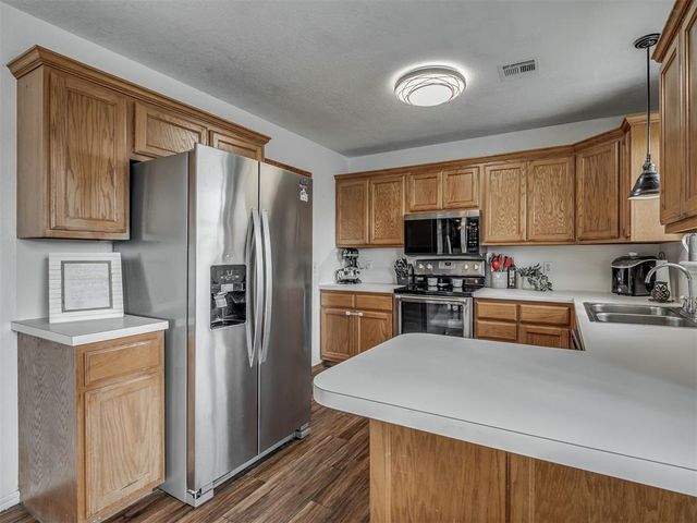 1928 Parkside Drive, Moore, OK 73160