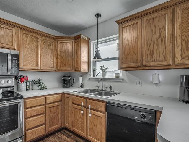 1928 Parkside Drive, Moore, OK 73160
