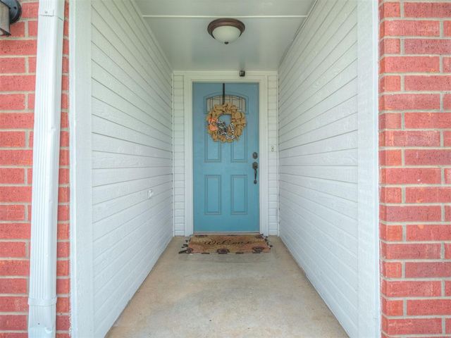 1928 Parkside Drive, Moore, OK 73160