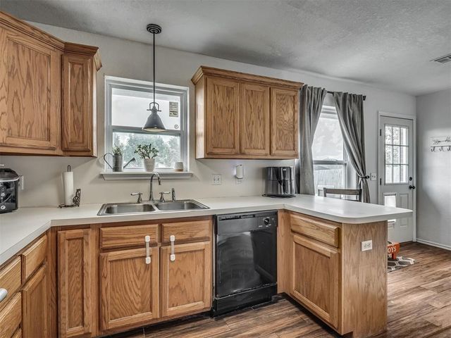 1928 Parkside Drive, Moore, OK 73160
