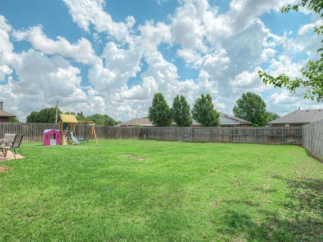 1928 Parkside Drive, Moore, OK 73160