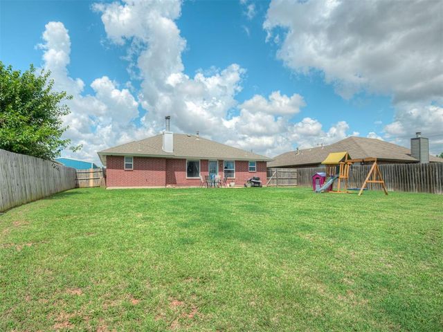 1928 Parkside Drive, Moore, OK 73160