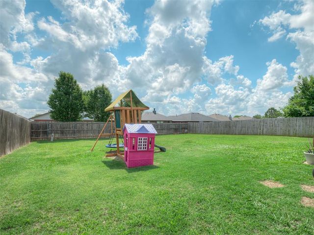 1928 Parkside Drive, Moore, OK 73160