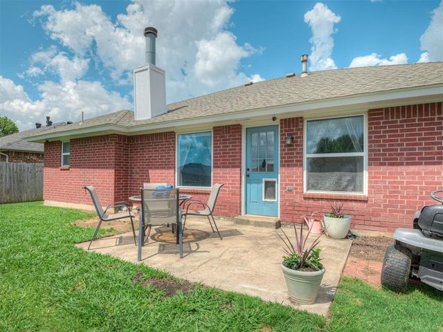 1928 Parkside Drive, Moore, OK 73160