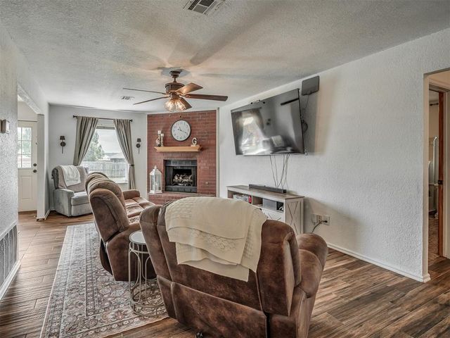 1928 Parkside Drive, Moore, OK 73160