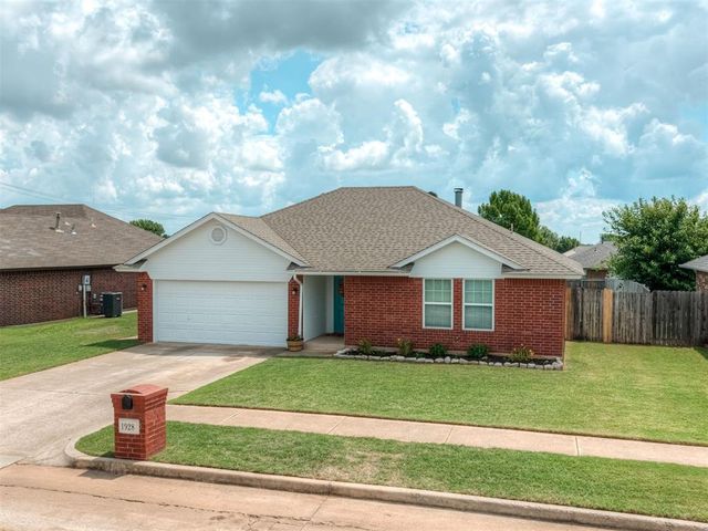 1928 Parkside Drive, Moore, OK 73160