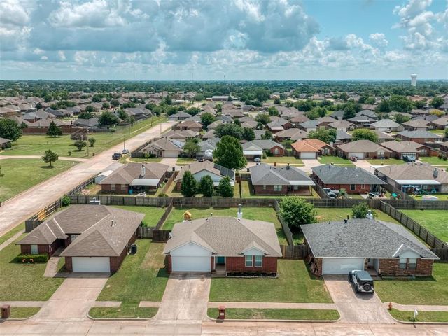 1928 Parkside Drive, Moore, OK 73160