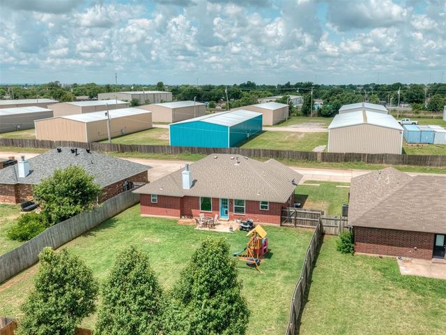 1928 Parkside Drive, Moore, OK 73160
