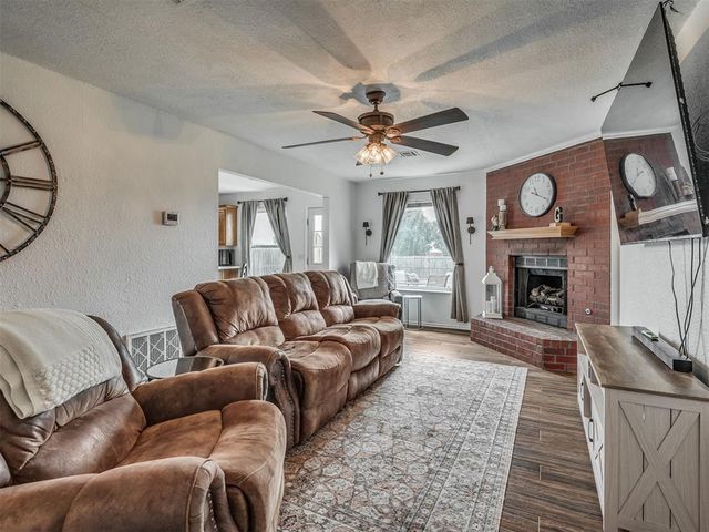 1928 Parkside Drive, Moore, OK 73160