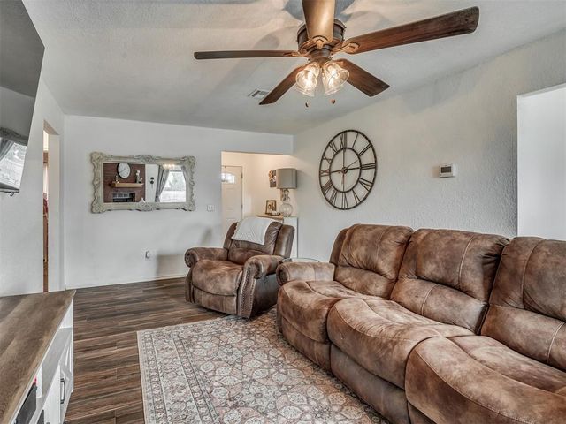 1928 Parkside Drive, Moore, OK 73160