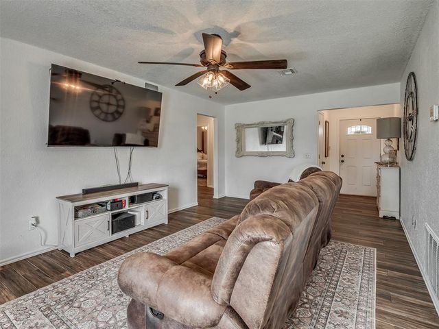1928 Parkside Drive, Moore, OK 73160