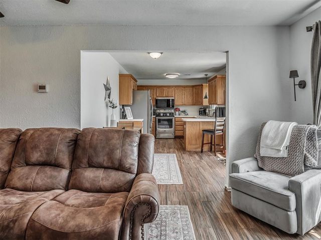 1928 Parkside Drive, Moore, OK 73160