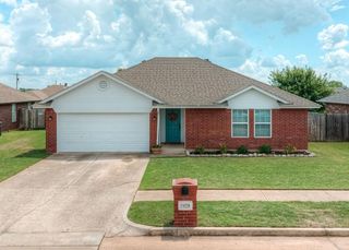 1928 Parkside Drive, Moore, OK 73160