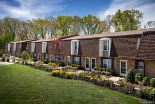 1 Villa D'est Drive D-09, Coram, NY 11727